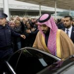 découvrez l'arrivée du prince saoudien à paris, marquée par des tensions palpables et des incidents inattendus qui ont surpris la capitale française.