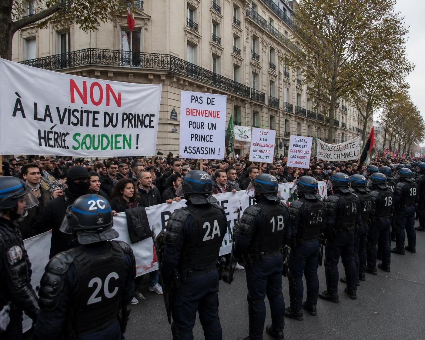 découvrez l'arrivée du prince saoudien à paris, marquée par des tensions palpables et des incidents inattendus qui ont surpris la capitale.