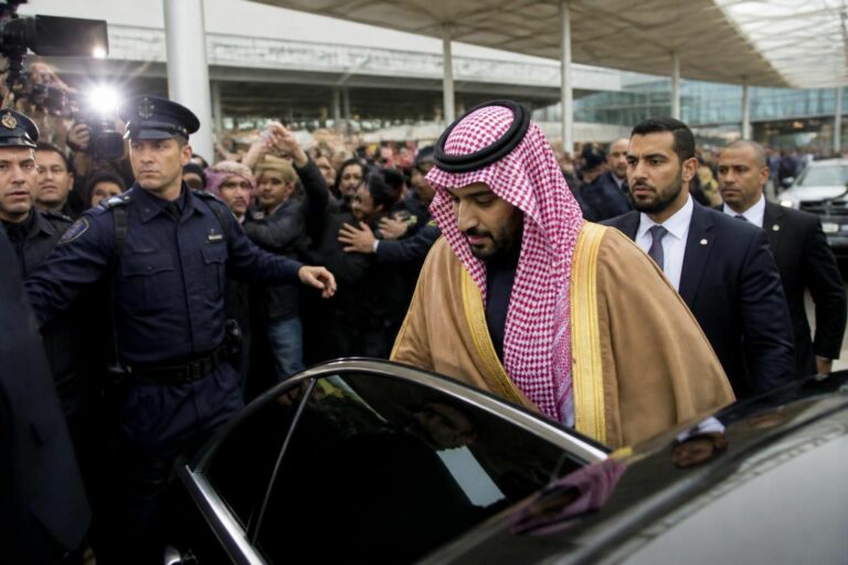 découvrez l'arrivée du prince saoudien à paris, marquée par des tensions palpables et des incidents inattendus qui ont surpris la capitale française.