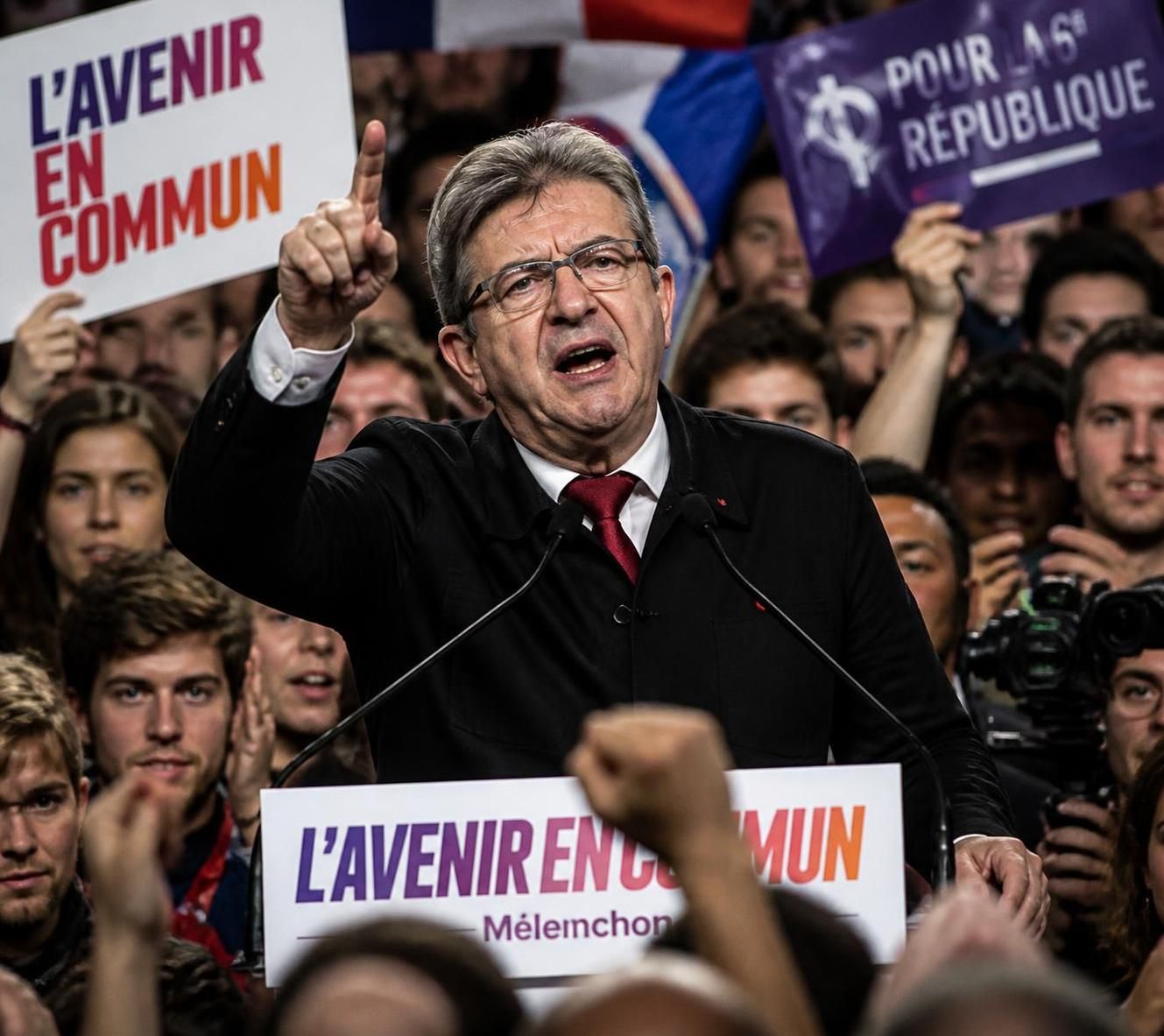 analyse du positionnement de mélenchon en vue de 2027, entre une radicalité politique assumée et la nécessité d'adopter une stratégie d'union pour élargir son influence.