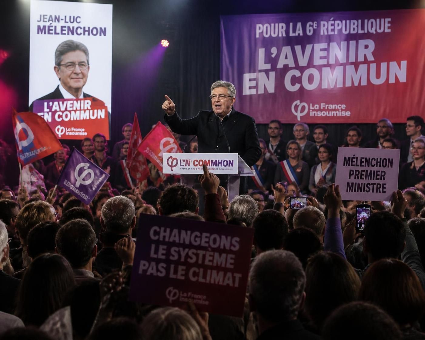 analyse du dilemme de mélenchon entre maintenir sa radicalité politique et adopter une stratégie d'union pour les élections de 2027.