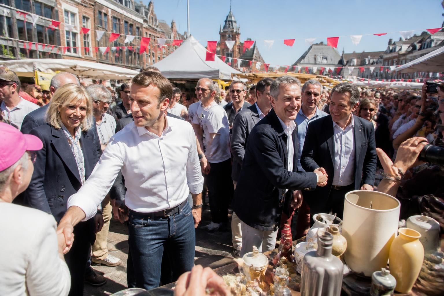 découvrez comment les candidats à l'élysée se mobilisent pour la braderie de lille, un événement incontournable mêlant tradition, politique et ambiance festive.