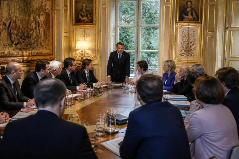 emmanuel macron réunit les principaux leaders politiques à l'élysée pour discuter des enjeux et défis liés aux tensions internationales actuelles.