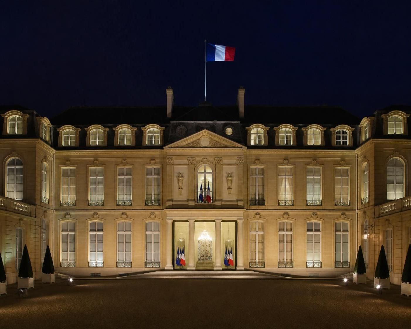 emmanuel macron envisage la possibilité d'un troisième mandat présidentiel au-delà de 2027, ouvrant le débat sur l'avenir politique de la france.