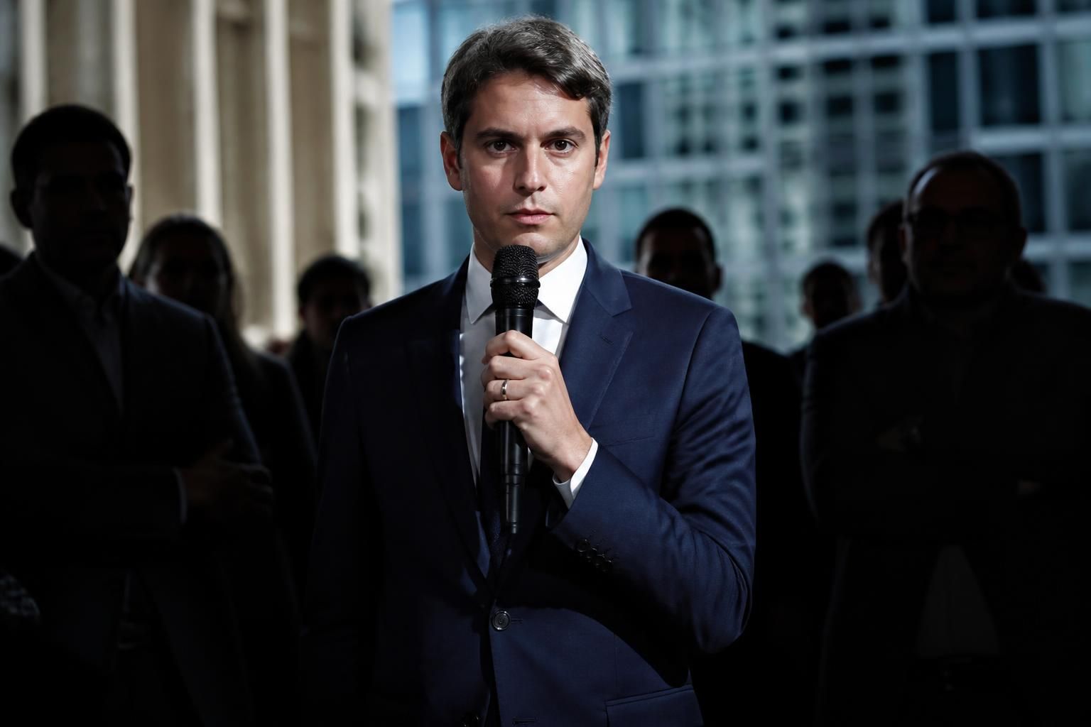 analyse approfondie de la stratégie d'image de gabriel attal face aux critiques, en vue de l'élection présidentielle de 2027.