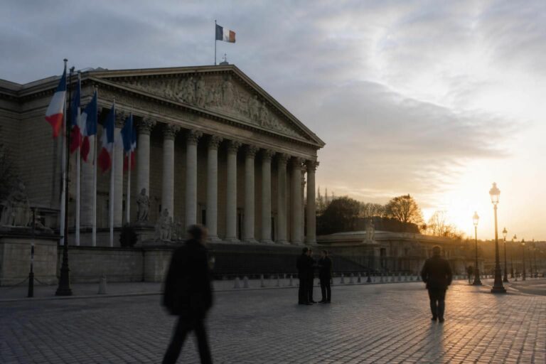 l'assemblée nationale annonce le report de sa rentrée, offrant un répit stratégique avant les élections de 2027.