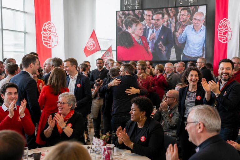découvrez comment les socialistes célèbrent un engouement record lors du débat inaugural de leur primaire, marquant un moment clé dans la course politique.