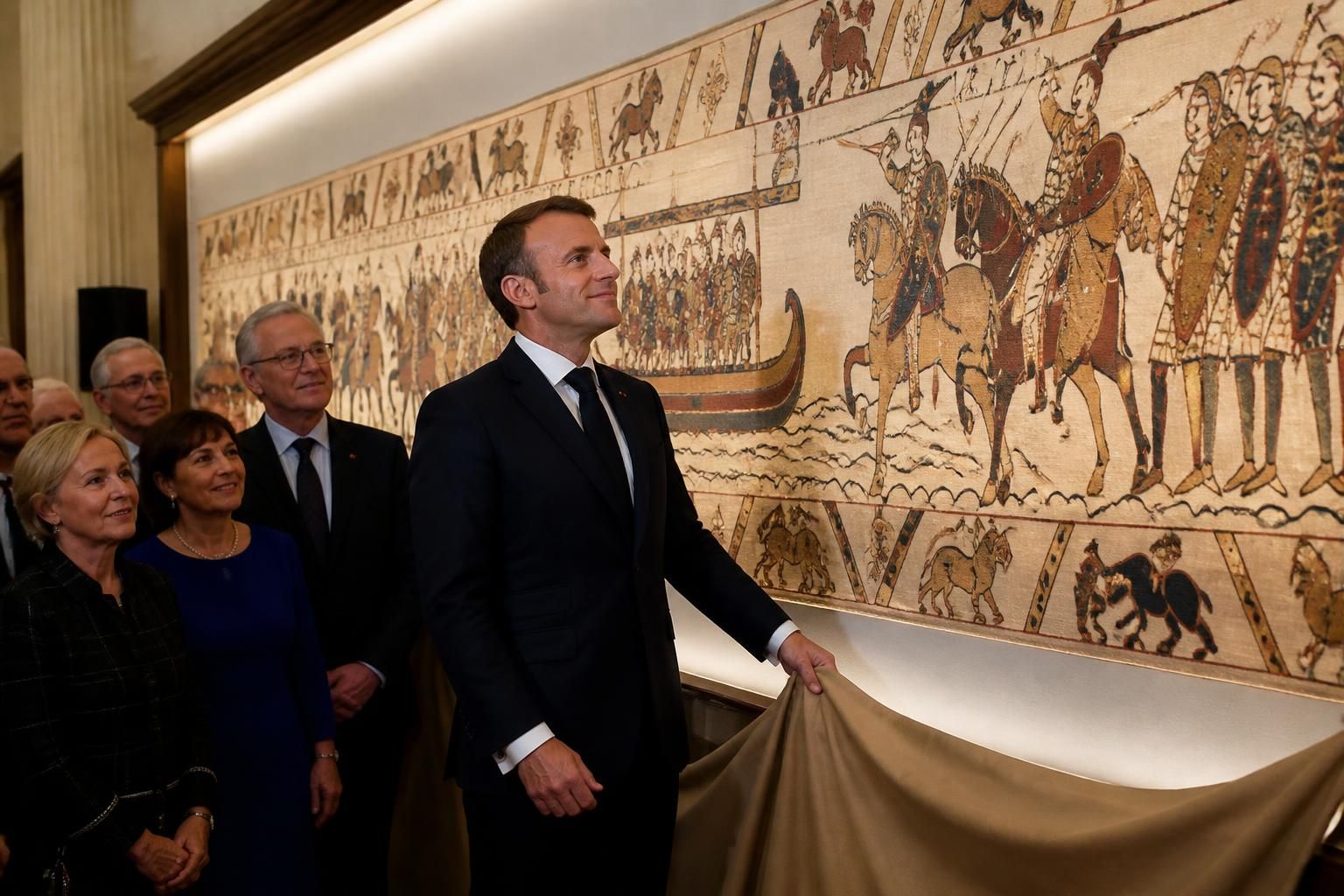 emmanuel macron inaugure Ă londres la cĂ©lĂšbre tapisserie de bayeux, dĂ©voilant ce chef-d'Ćuvre historique au public dans un Ă©vĂ©nement mĂ©morable.