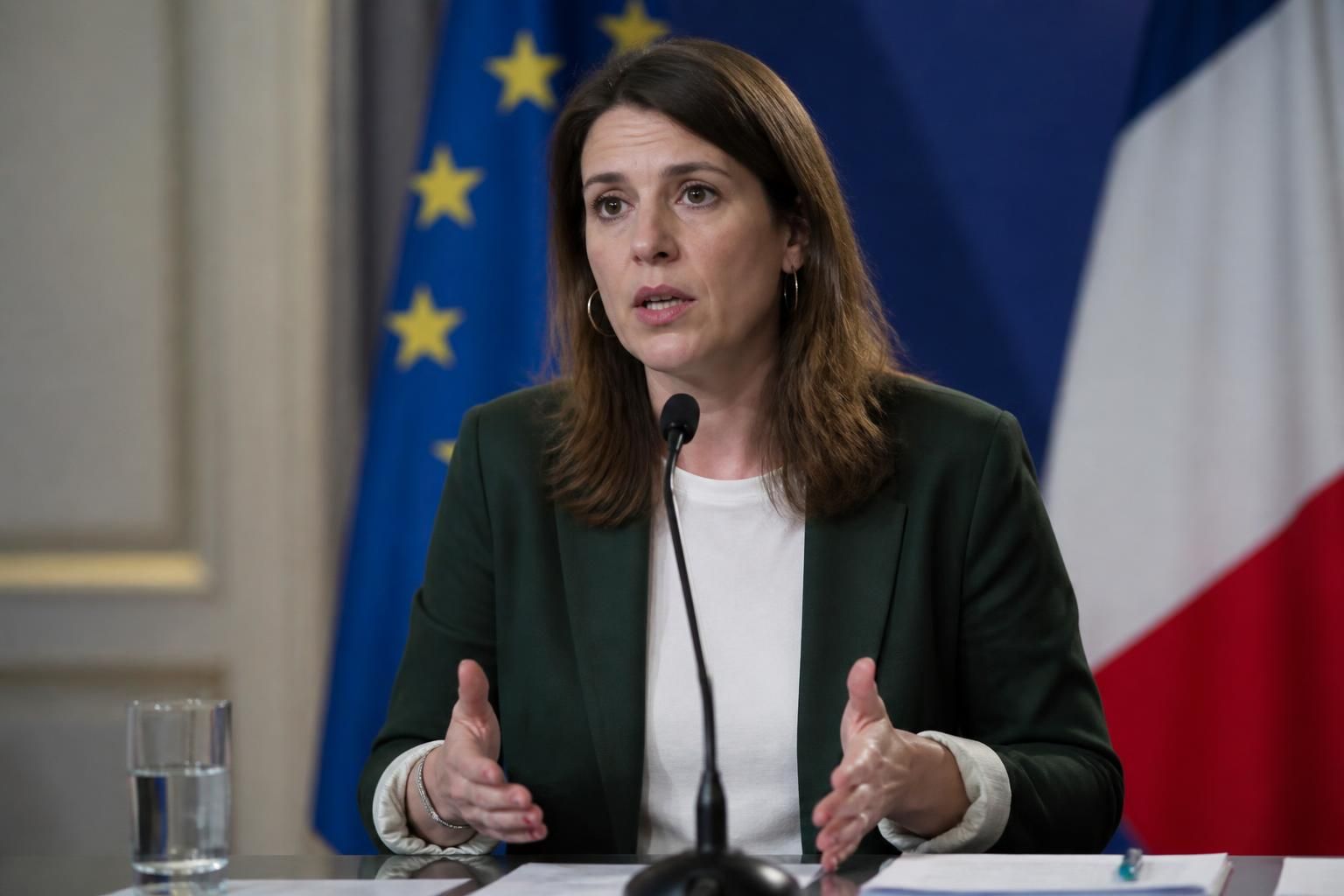 marine tondelier alerte sur la gravité de la menace russe, soulignant les risques importants pour la sécurité internationale.