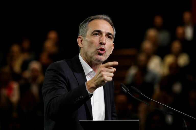 découvrez l'intervention de raphaël glucksmann qui critique vivement le rassemblement national lors de son entrée en scène.
