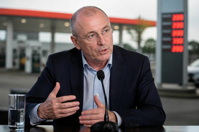 découvrez l'analyse de serge papin sur la hausse des prix du carburant et ses perspectives pour l'avenir.