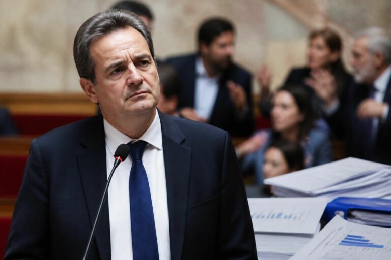 bruno retailleau critique vivement les positions de la france insoumise (lfi) et exprime ses inquiétudes face à l'aggravation croissante de la dette nationale française.