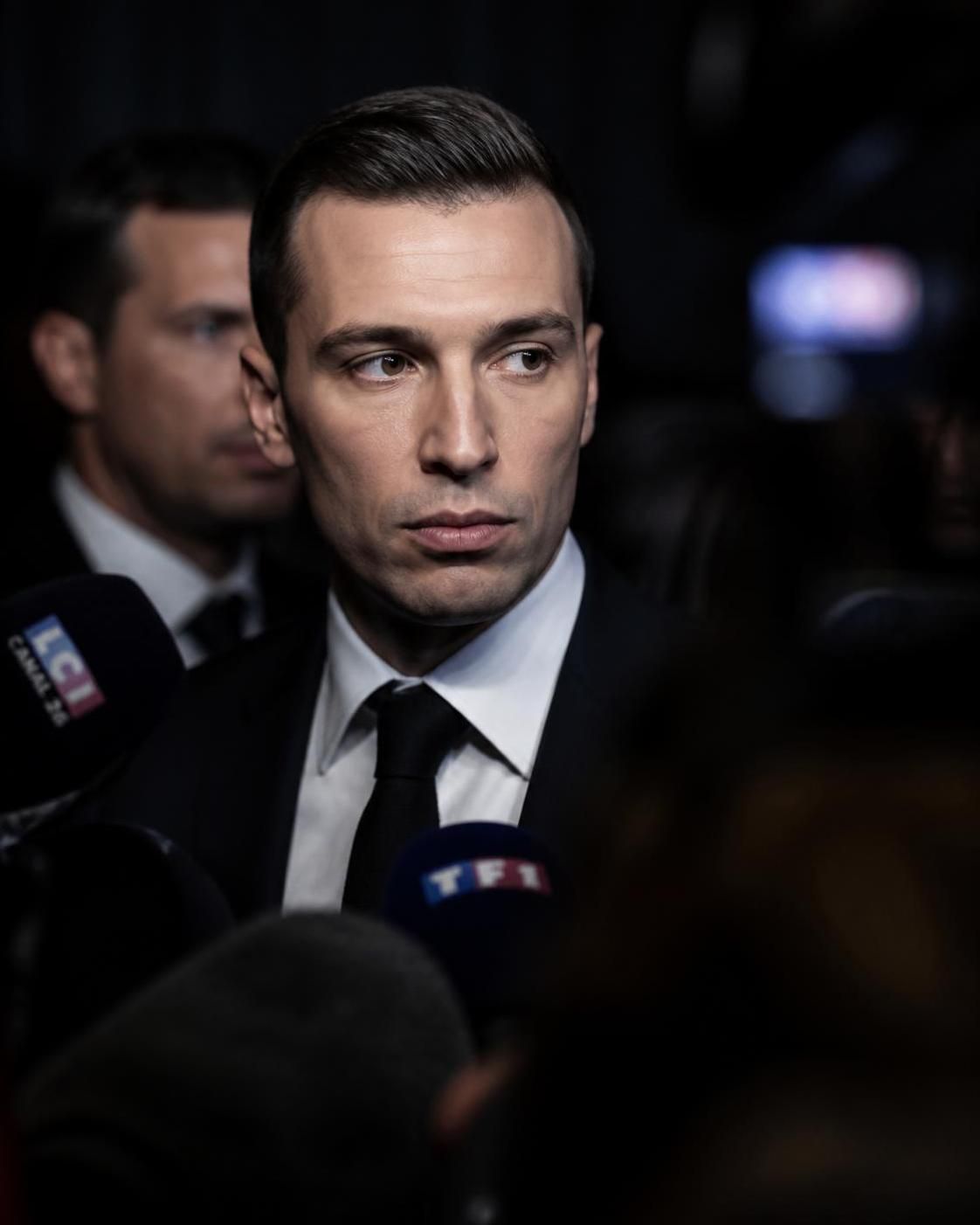 découvrez comment jordan bardella fait face aux révélations d'écrits antisémites tout en restant soutenu fermement par le rassemblement national.