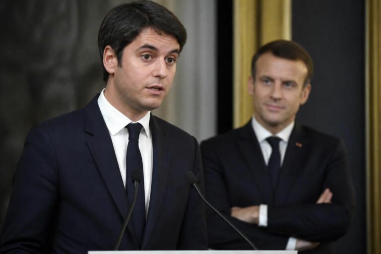 gabriel attal peine à convaincre dans un contexte politique tendu, tandis qu'emmanuel macron organise en toute discrétion la préparation de sa transition.