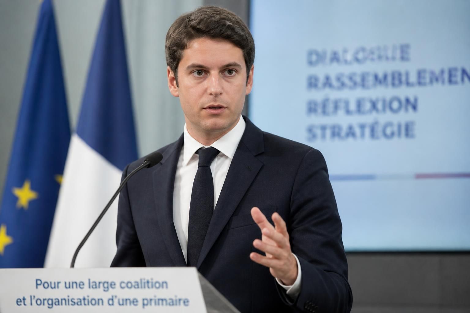 gabriel attal appelle à la formation d'une large coalition politique et envisage l'organisation d'une primaire pour renforcer l'unité et préparer les prochaines échéances électorales.