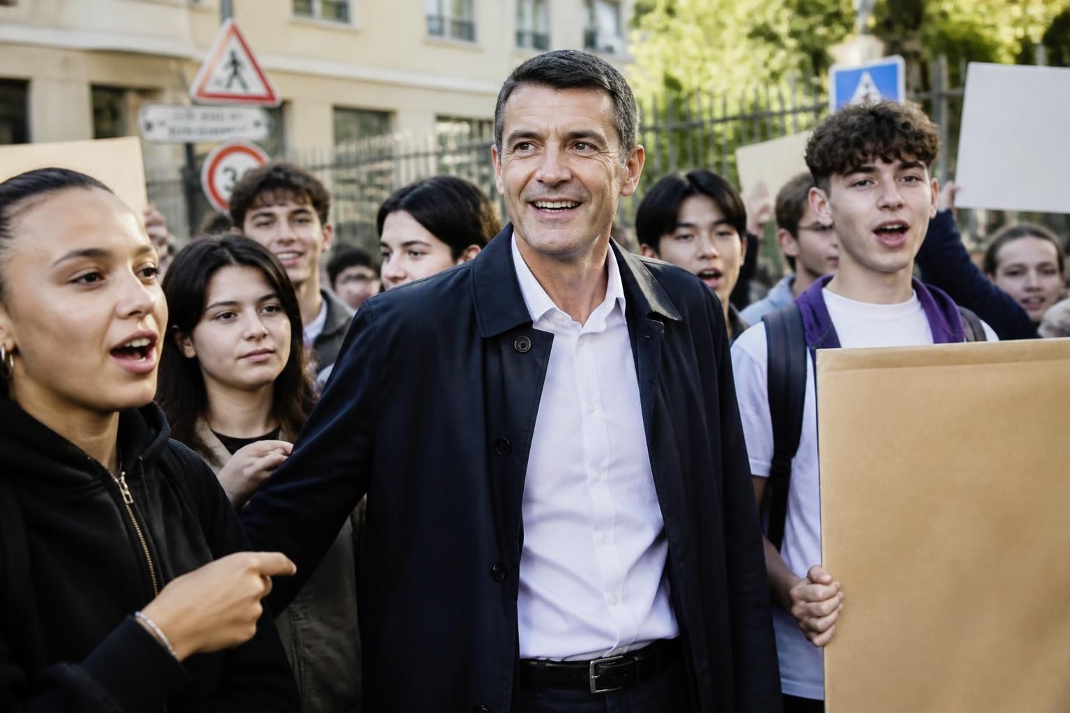 manuel bompard apporte son soutien aux lycéens mobilisés, exprimant sa solidarité face à leur colère et leurs revendications.