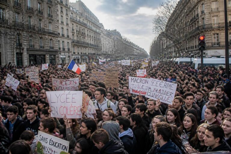 découvrez les manifestations massives des lycéens en france pour défendre le système éducatif et revendiquer leurs droits. suivez les mobilisations et leurs impacts.