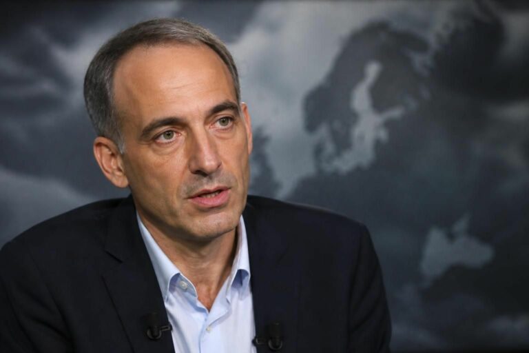 raphaël glucksmann met en garde contre le risque grandissant d'un conflit en europe et appelle à la vigilance pour préserver la paix sur le continent.